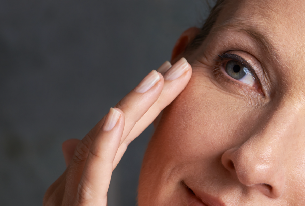 Tips to reduce puffiness and wrinkles around the eyes